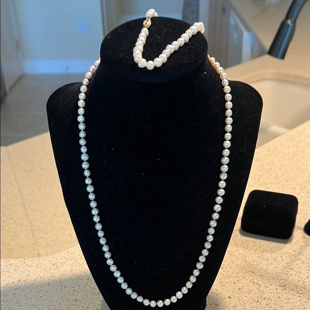 Elegant White Pearl Necklace and Bracelet Set